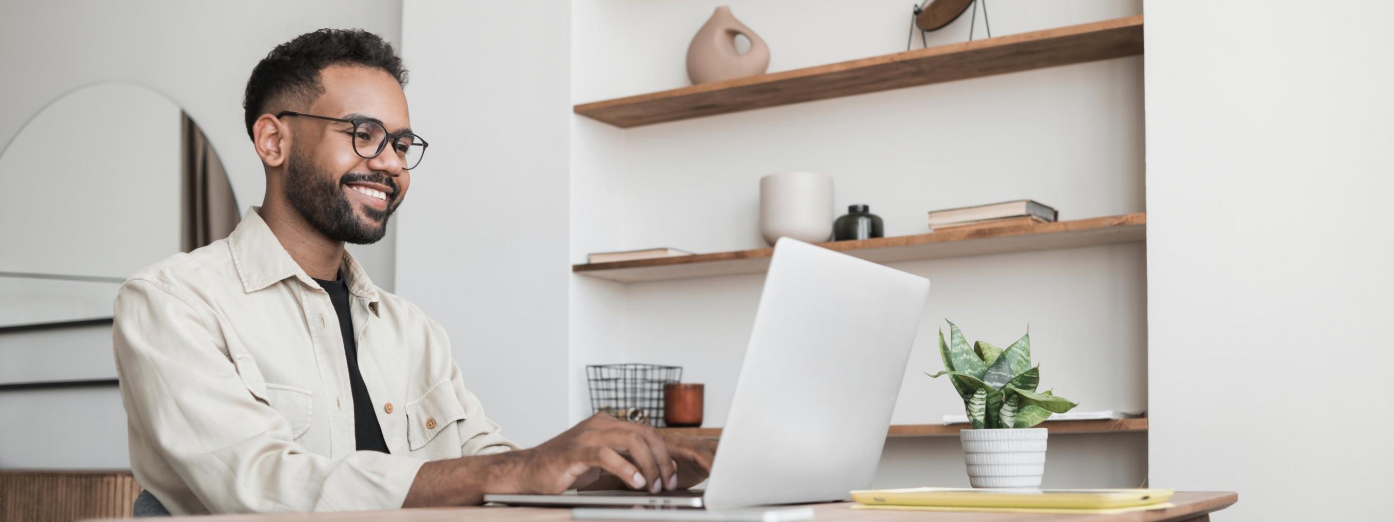 Participant suivant une masterclass en ligne depuis son espace de travail