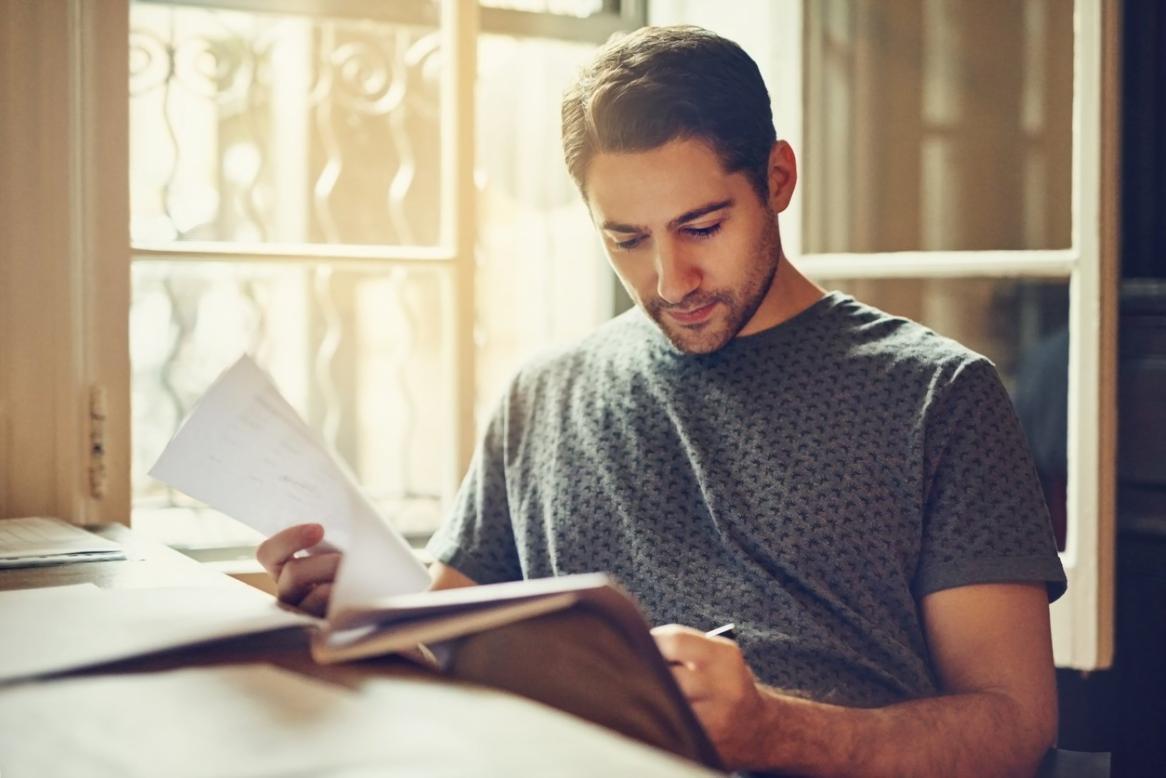 Professionnel appliquant des méthodes de pensée critique en situation de travail